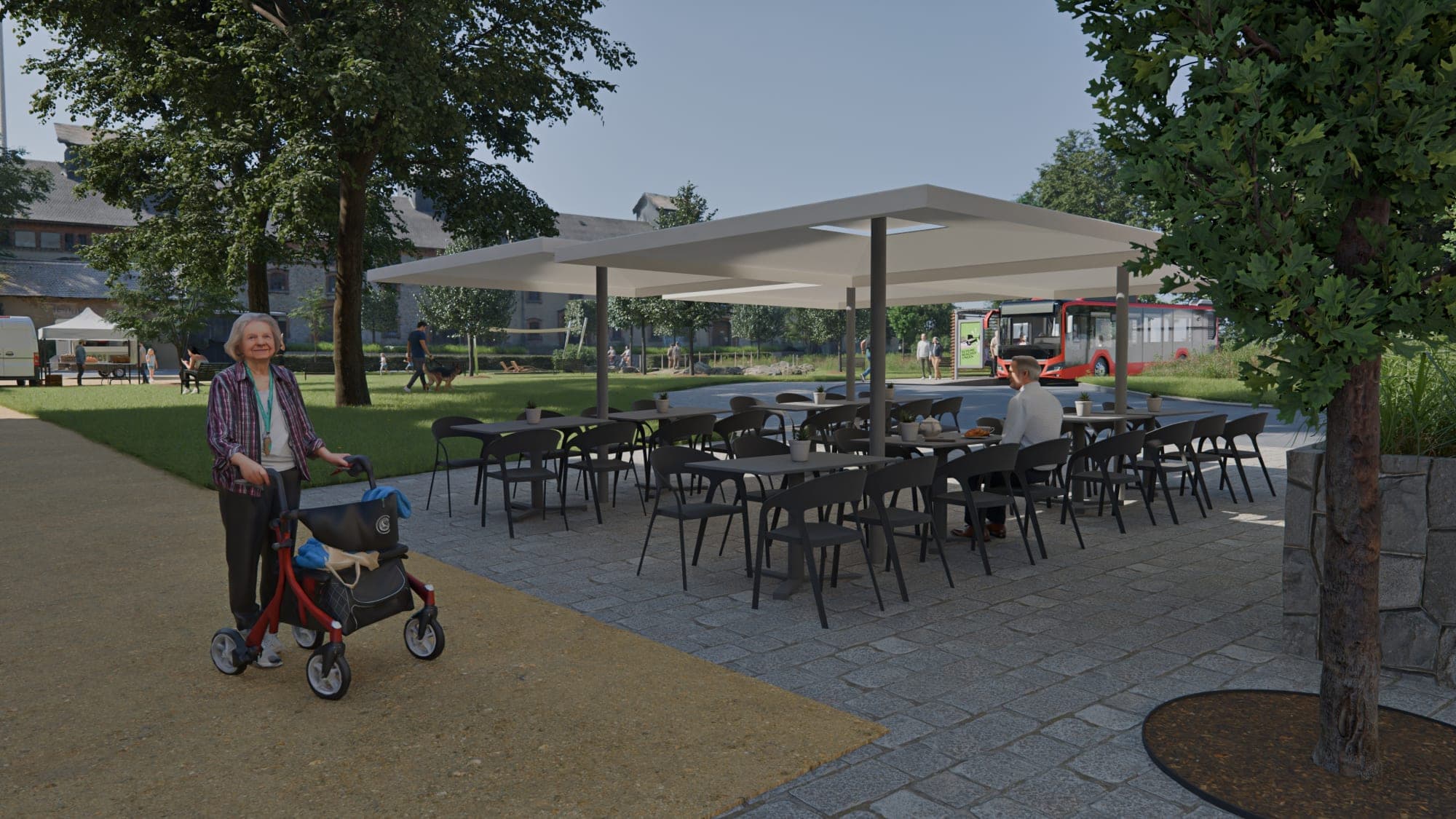 Visualisierung: Café im Freien unter großen, flachen Schirmen, mit dunklen Tischen und Stühlen auf Natursteinpflaster. Im Vordergrund steht eine ältere Frau mit Rollator, im Hintergrund liegen Rasen und Bäume, dahinter hält ein roter Bus.